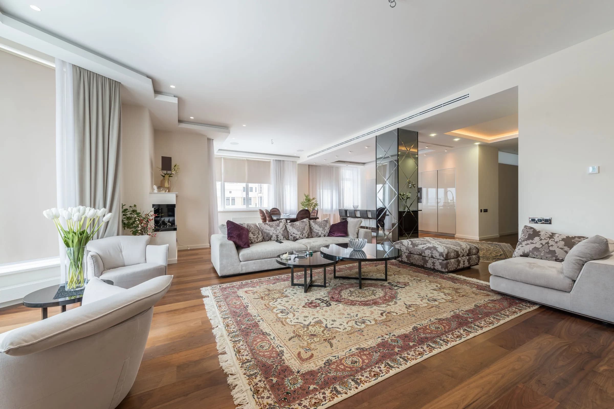 Contemporary dining room with wooden table and chandelier — design inspiration