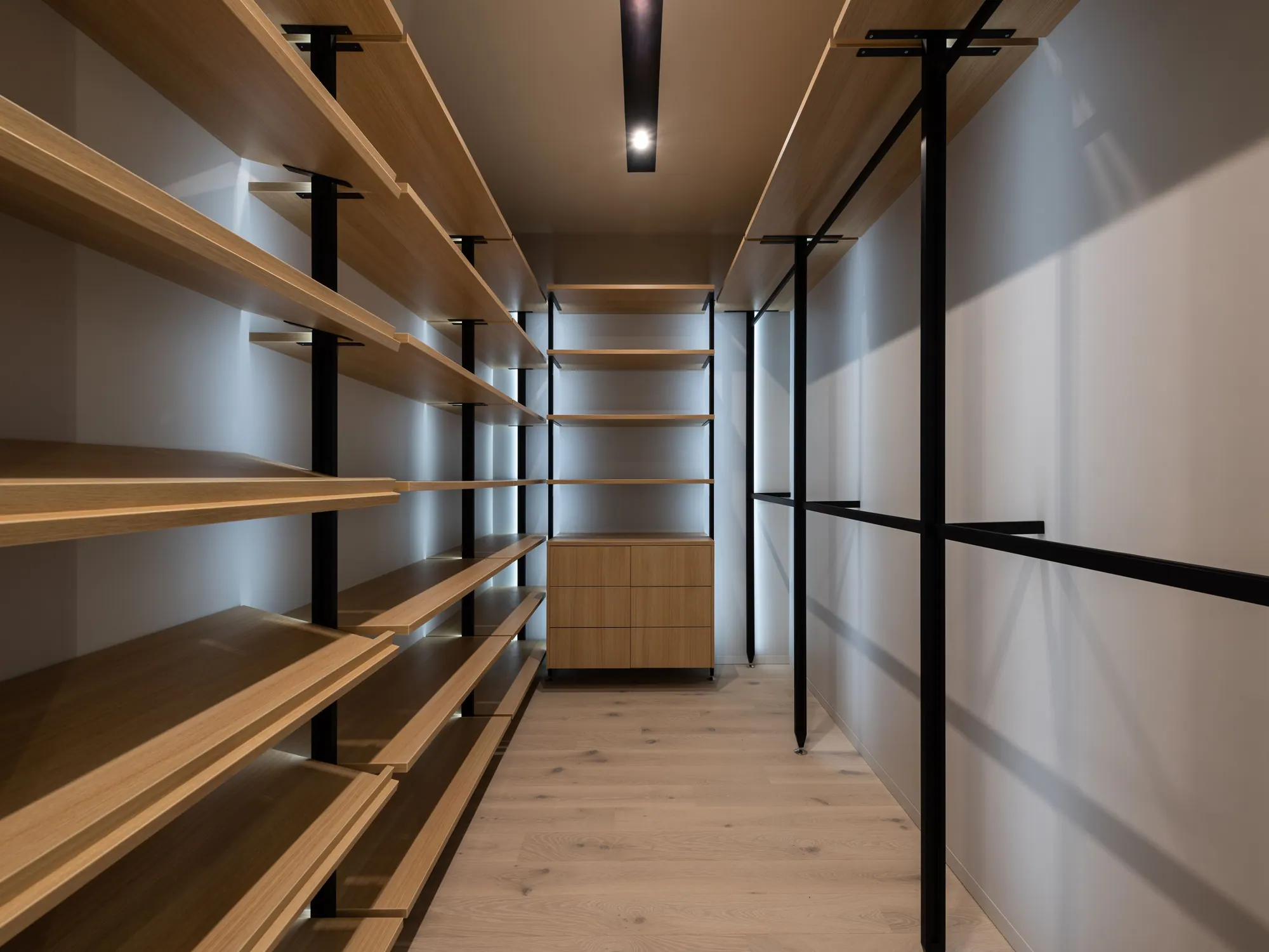 Walk-in with wooden shelves — design inspiration