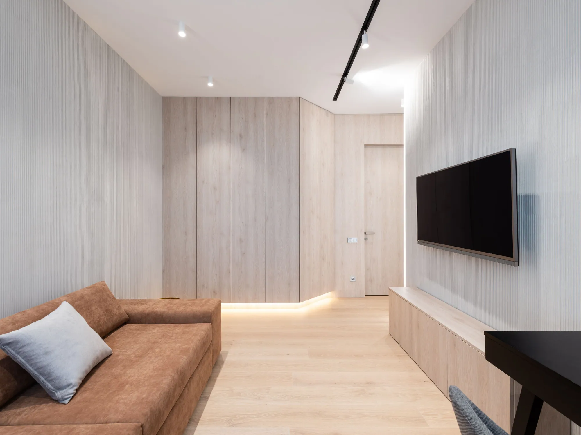 Lounge with wall-mounted TV — design inspiration